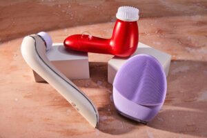 A facial cleansing brush is a handheld device used to help deep clean the skin on the face.